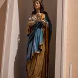 ... all�interno delle quali sono poste le statue del Sacro Cuore di Ges� e soprattutto del Santissimo Nome di Maria Immacolata, patrona del borgo...